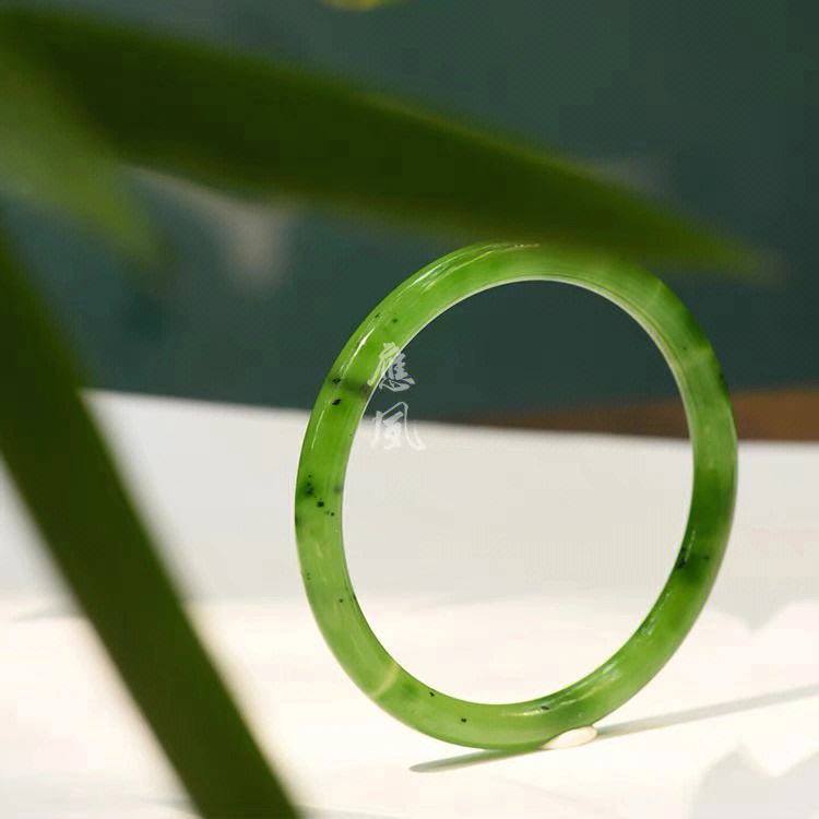 苹果手镯宽版掌宽75mm戴多大的手镯-第1张图片-太平洋在线下载